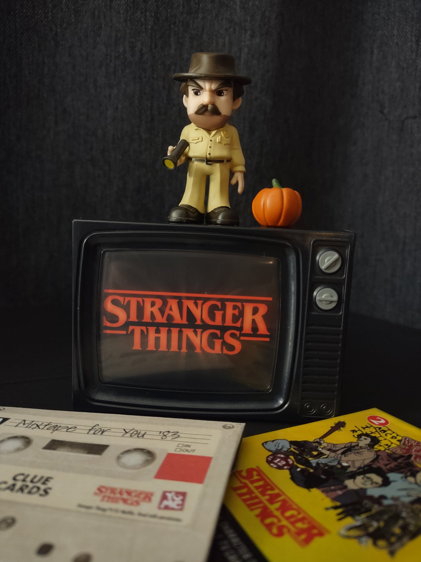 STRANGER THINGS: HOPPER - YUME-BLIND BOX-UPSIDE DOWN CAPSULE